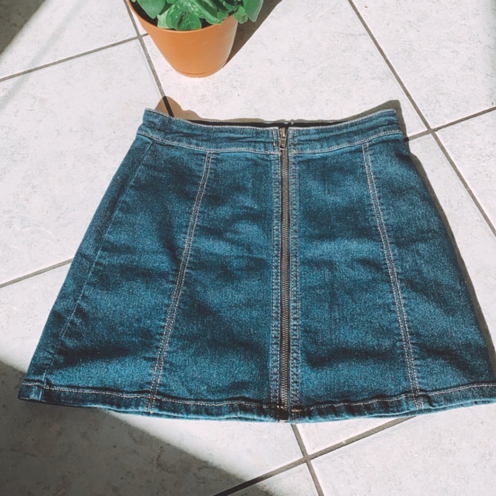 Adorable zip jean skirt